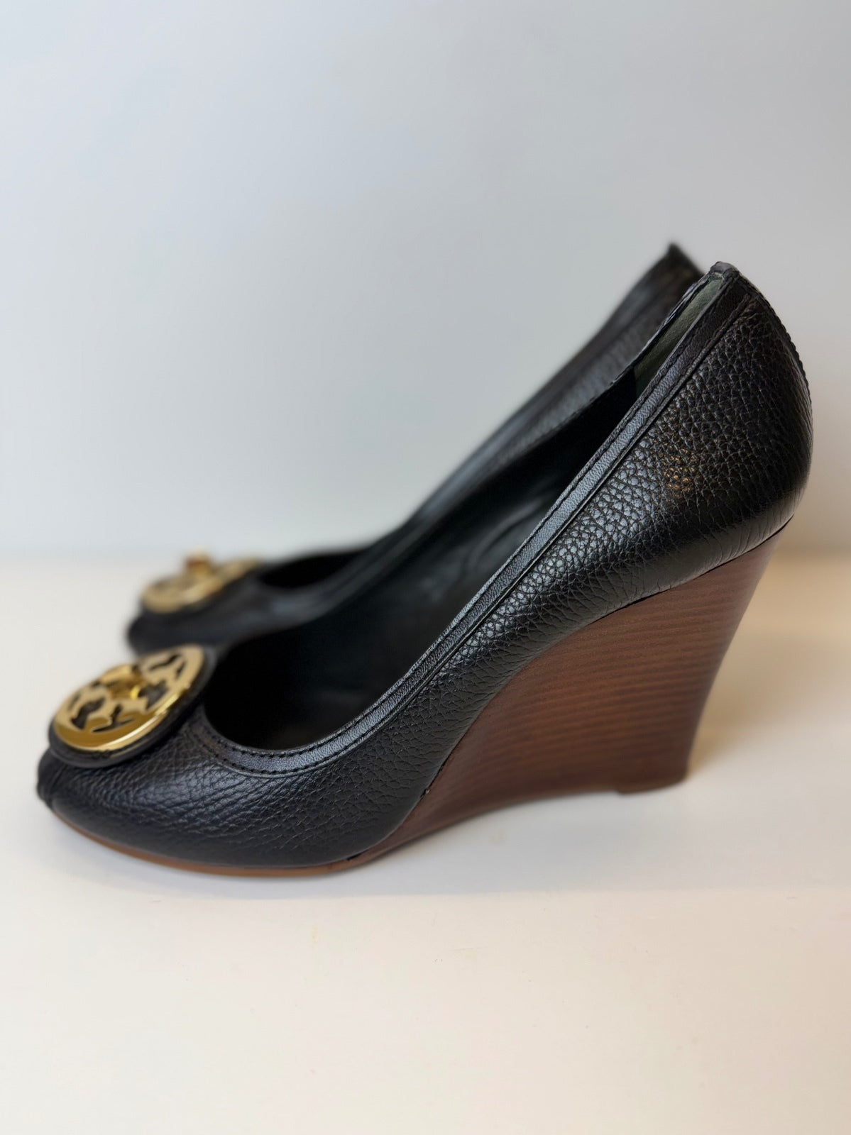 Tory Burch Selma Peep Toe Wedge Heels Black Pebbled Leather Gold Logo Size 10M