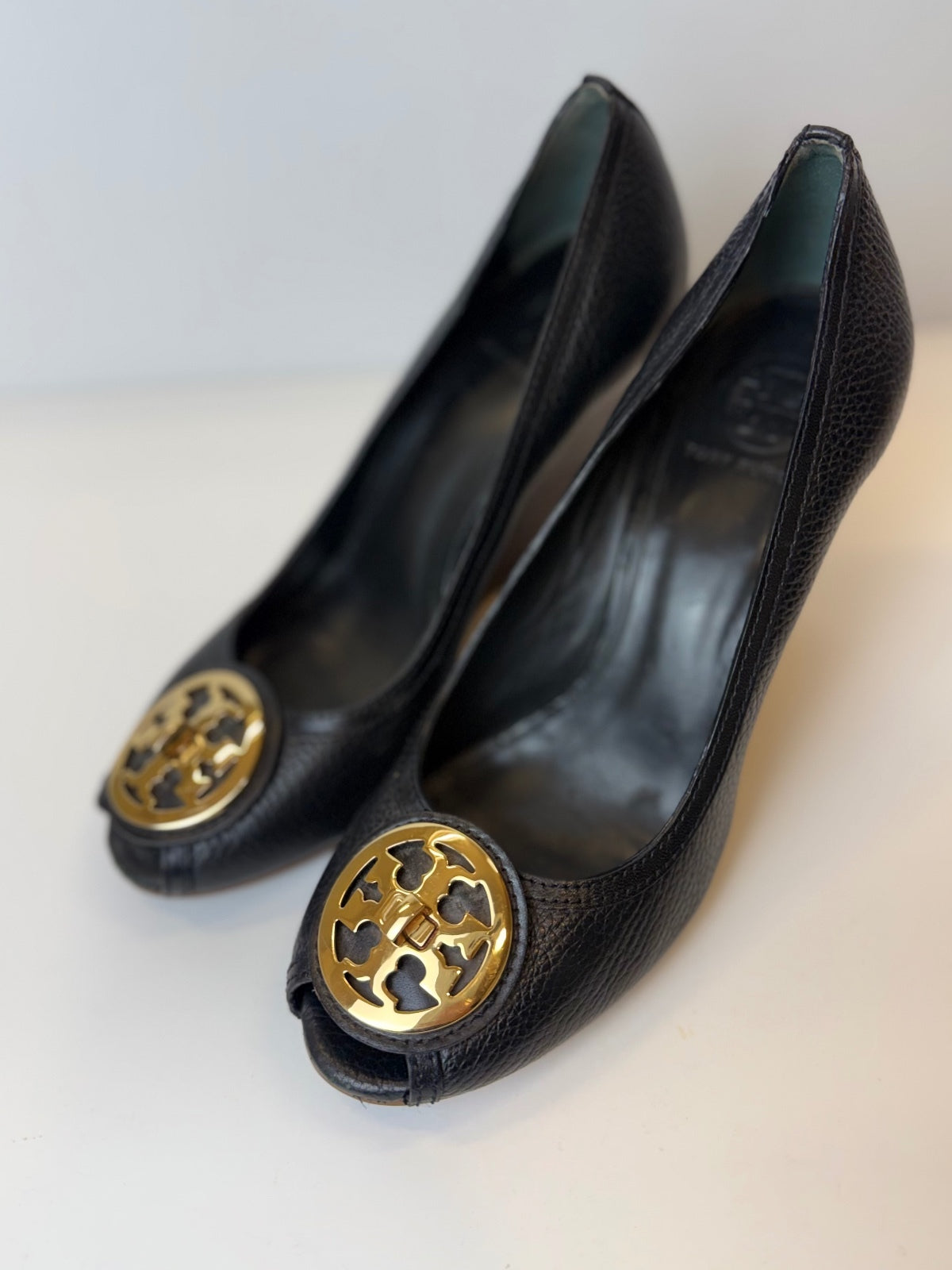Tory Burch Selma Peep Toe Wedge Heels Black Pebbled Leather Gold Logo Size 10M