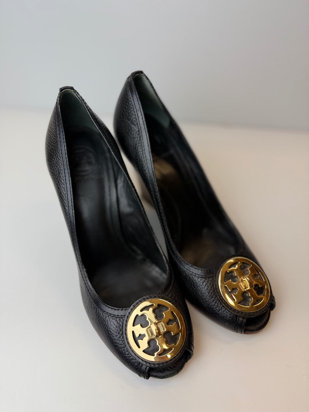 Tory Burch Selma Peep Toe Wedge Heels Black Pebbled Leather Gold Logo Size 10M