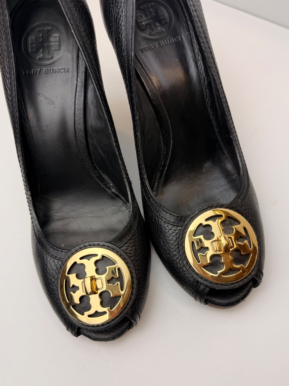 Tory Burch Selma Peep Toe Wedge Heels Black Pebbled Leather Gold Logo Size 10M