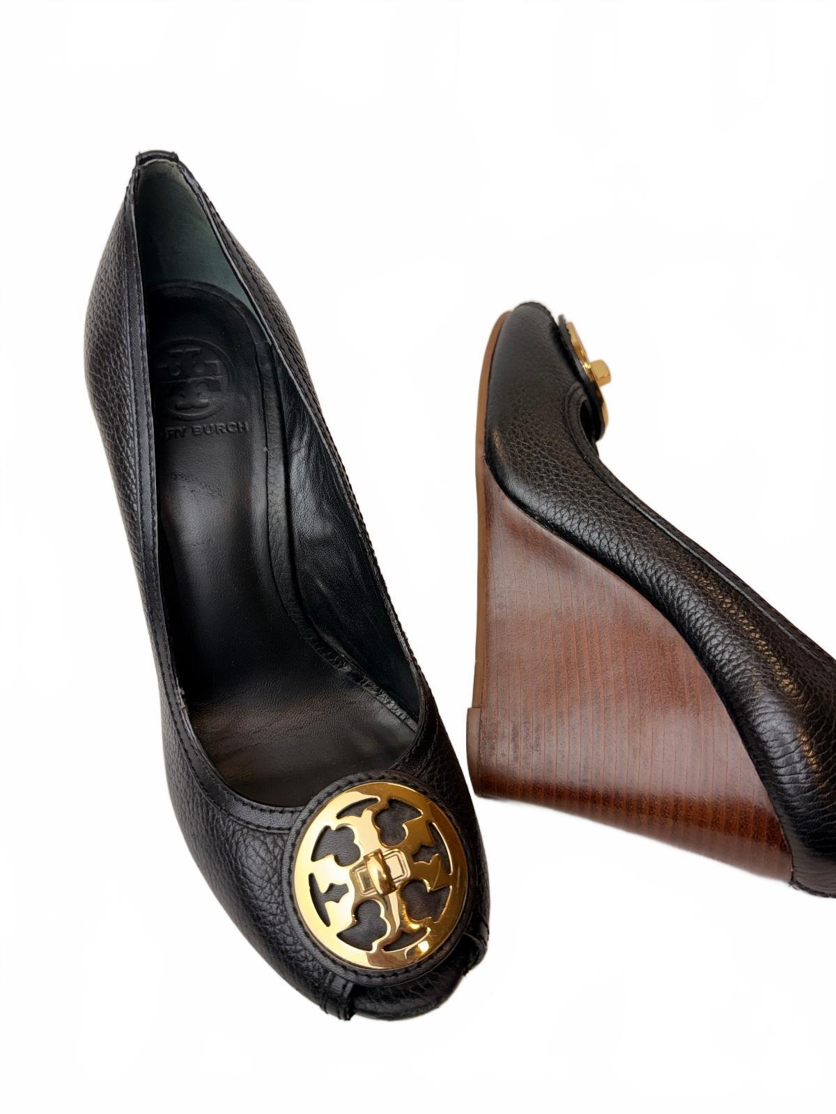 Tory Burch Selma Peep Toe Wedge Heels Black Pebbled Leather Gold Logo Size 10M
