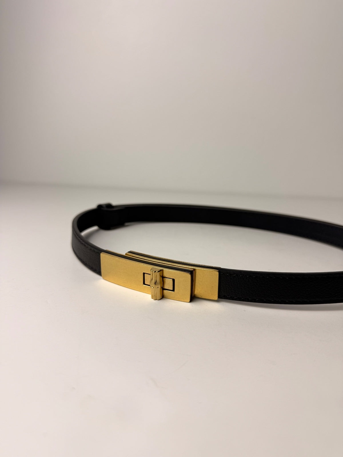 J.McLaughlin Liv Genuine Leather Belt Black Gold Turn Lock Adjustable XS/S