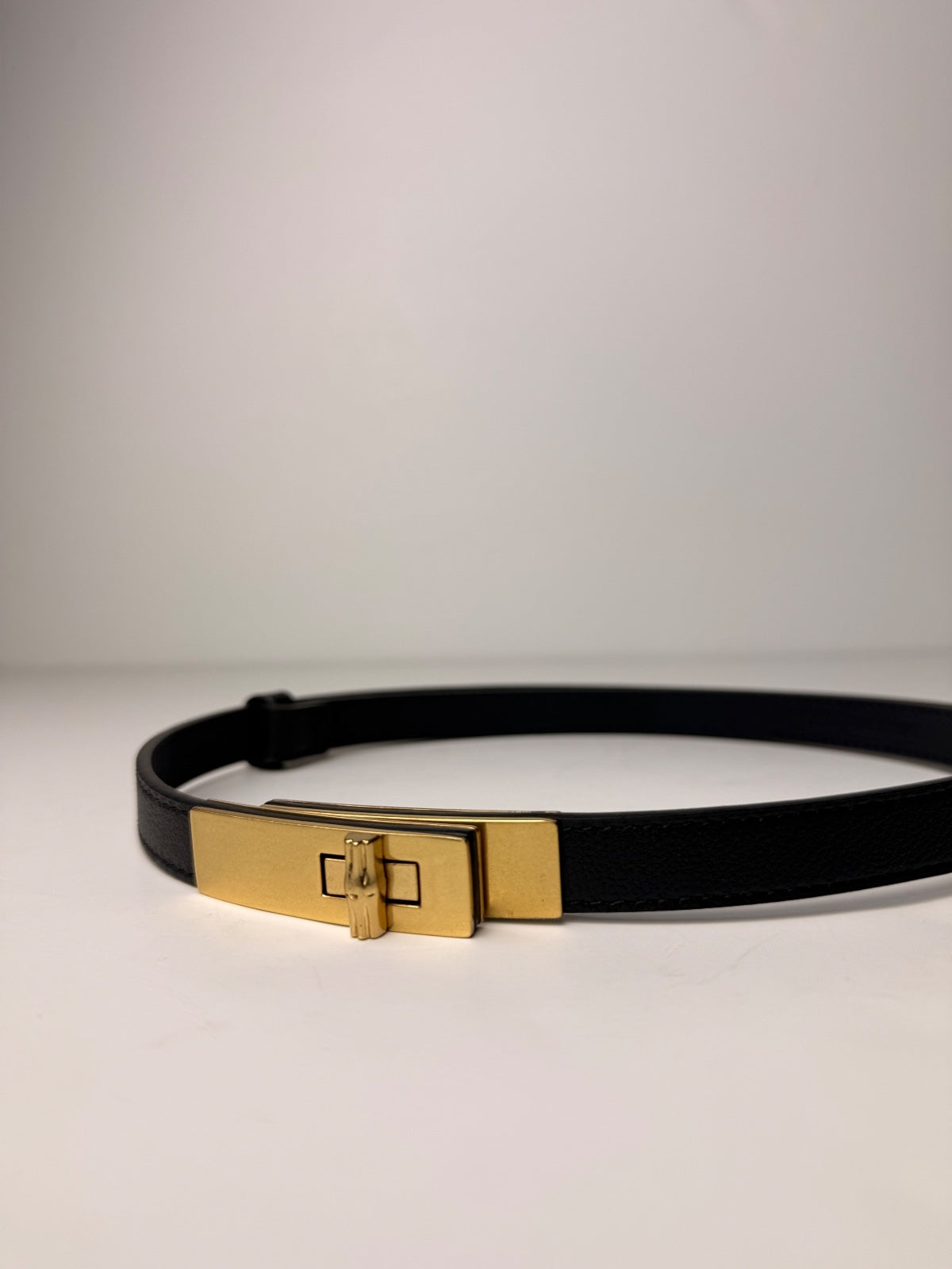 J.McLaughlin Liv Genuine Leather Belt Black Gold Turn Lock Adjustable XS/S