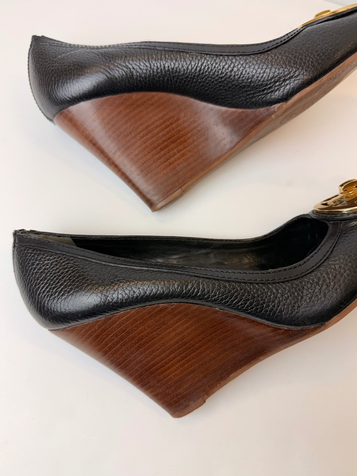 Tory Burch Selma Peep Toe Wedge Heels Black Pebbled Leather Gold Logo Size 10M