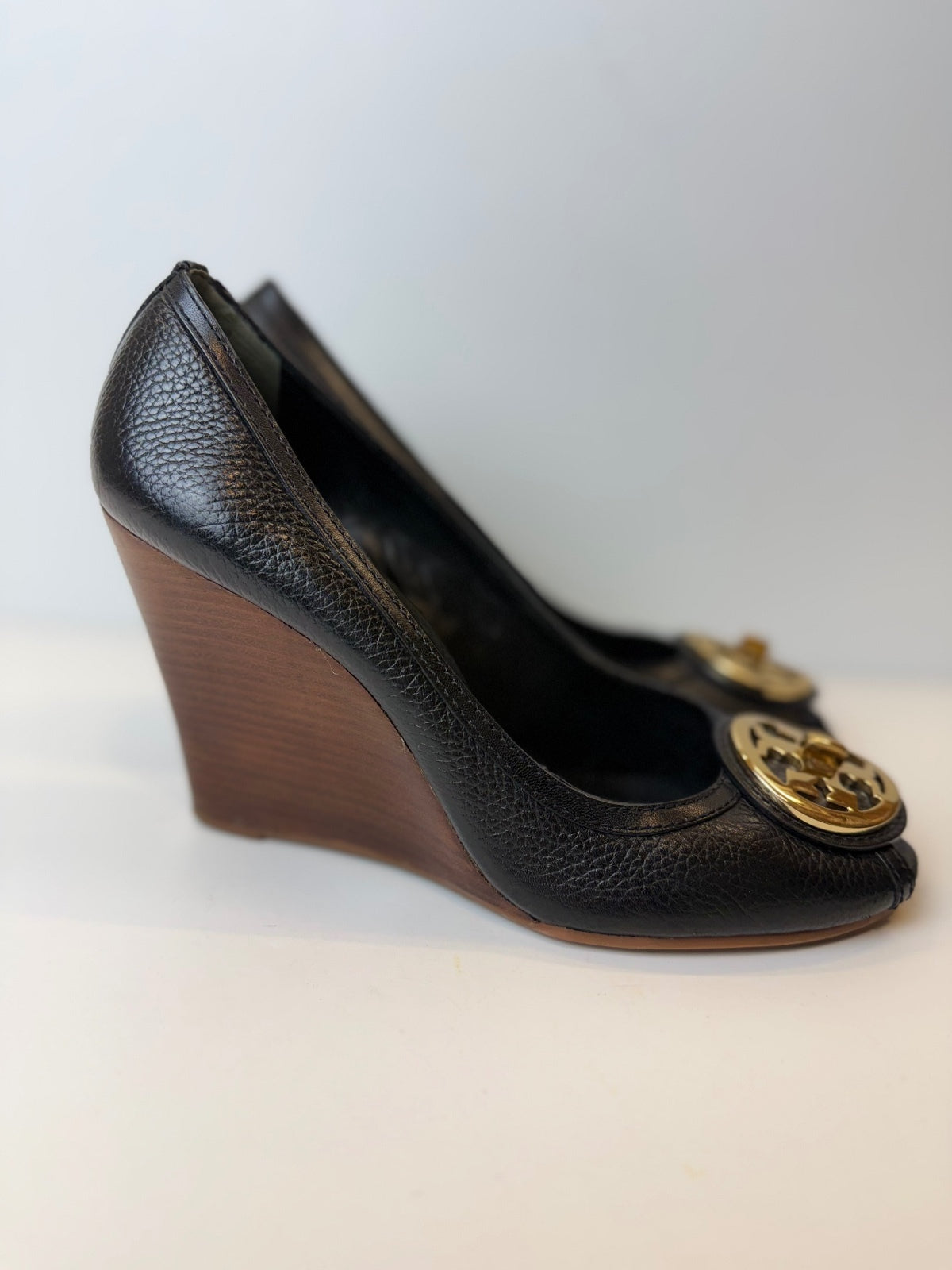 Tory Burch Selma Peep Toe Wedge Heels Black Pebbled Leather Gold Logo Size 10M