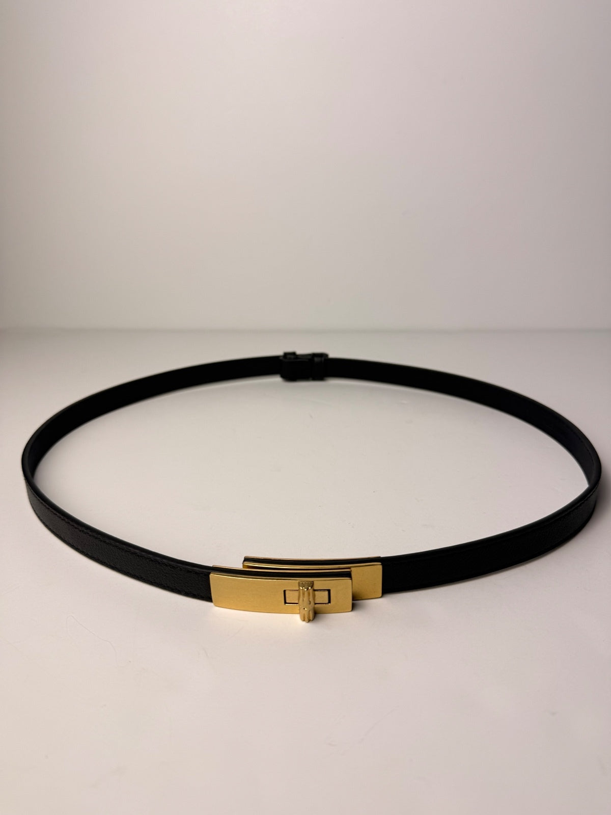 J.McLaughlin Liv Genuine Leather Belt Black Gold Turn Lock Adjustable XS/S