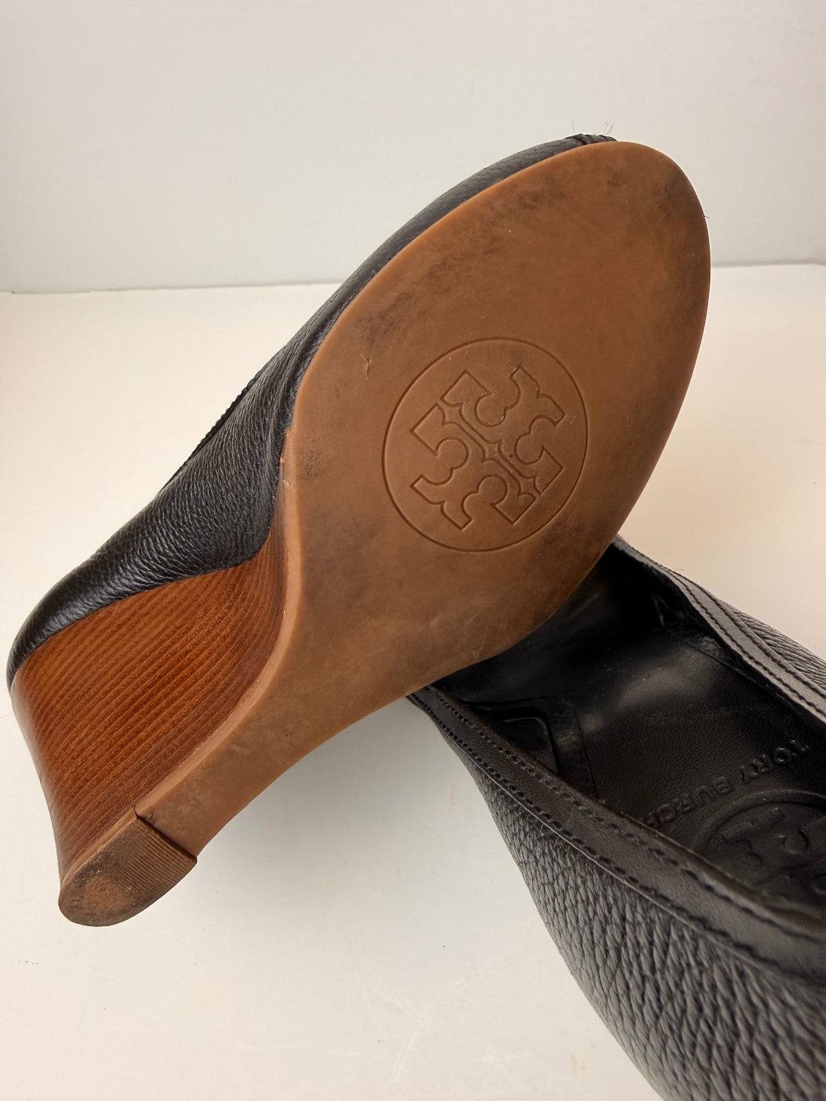 Tory Burch Selma Peep Toe Wedge Heels Black Pebbled Leather Gold Logo Size 10M