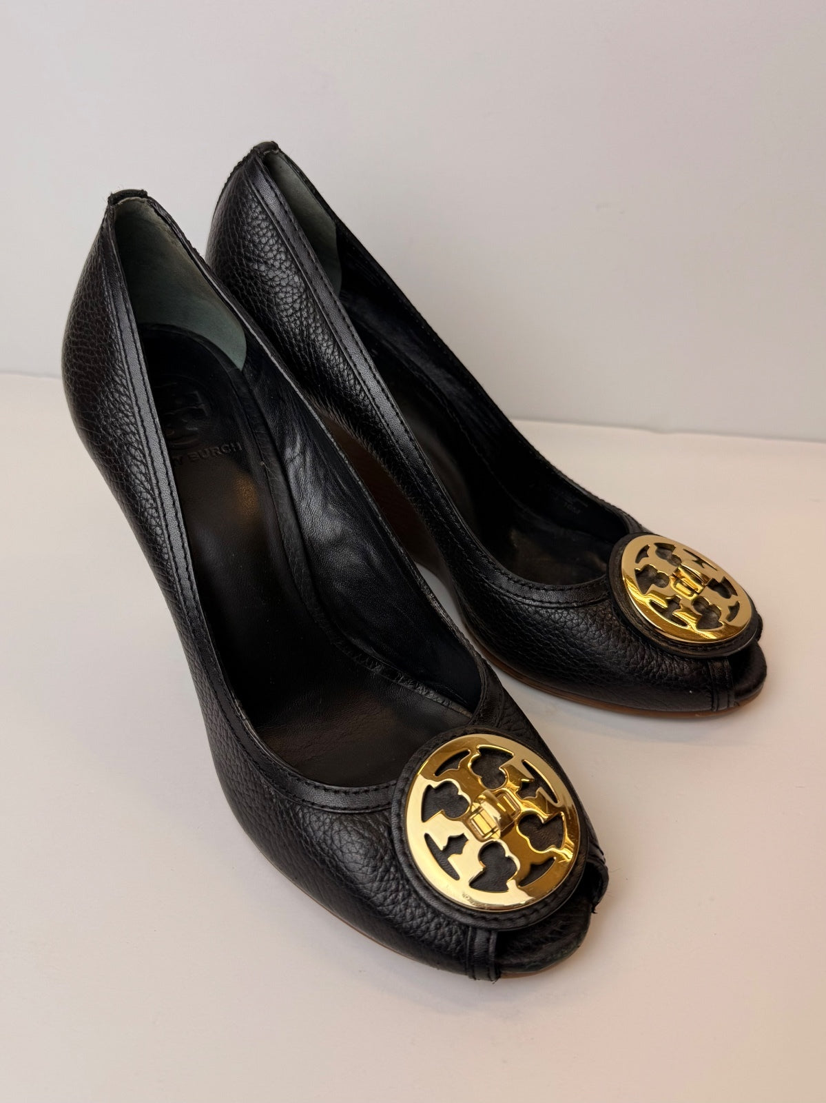 Tory Burch Selma Peep Toe Wedge Heels Black Pebbled Leather Gold Logo Size 10M