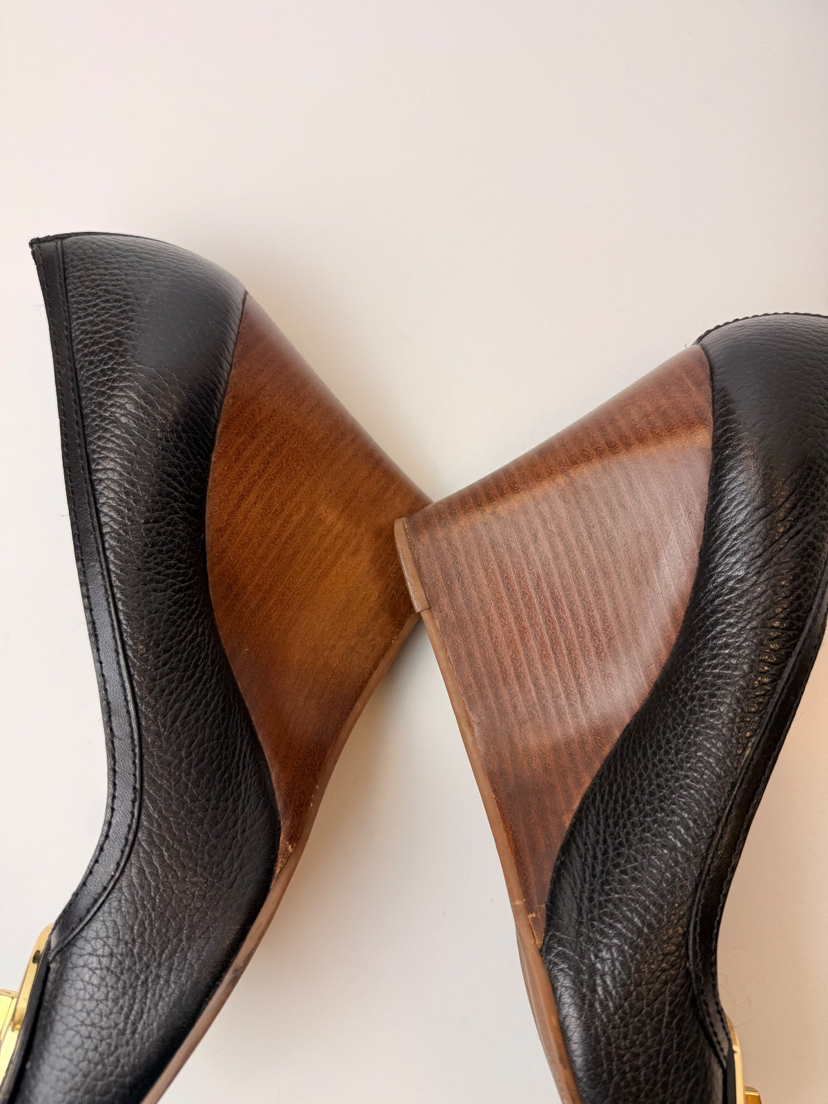 Tory Burch Selma Peep Toe Wedge Heels Black Pebbled Leather Gold Logo Size 10M